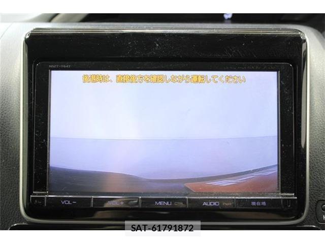 Toyota VOXY HYBRID 2017-06 6915320-2