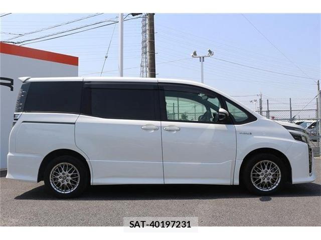 Toyota VOXY HYBRID 2017-10 6999144-8