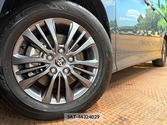 Toyota VOXY HYBRID 2023-09 6999134-12