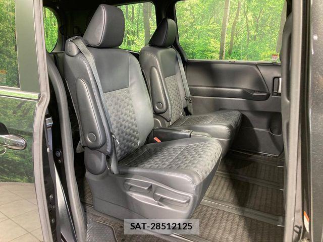 Toyota VOXY HYBRID 2023-06 7021879-8