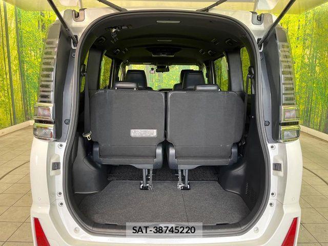 Toyota VOXY HYBRID 2021-06 7061359-10