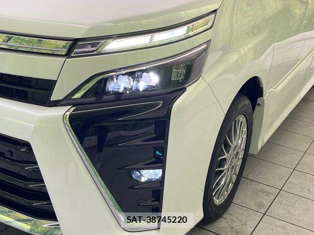 Toyota VOXY HYBRID 2021-06 7061359-12