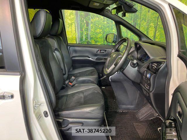 Toyota VOXY HYBRID 2021-06 7061359-7