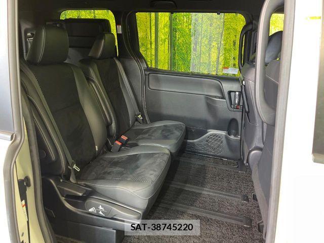 Toyota VOXY HYBRID 2021-06 7061359-8