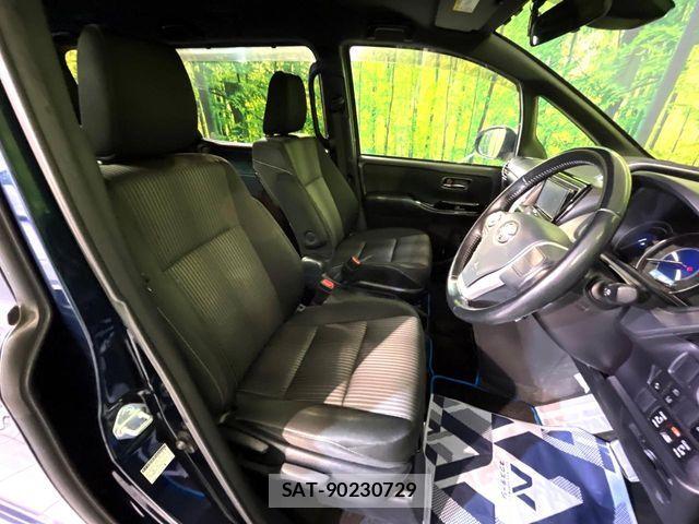 Toyota VOXY HYBRID 2019-01 7061364-7
