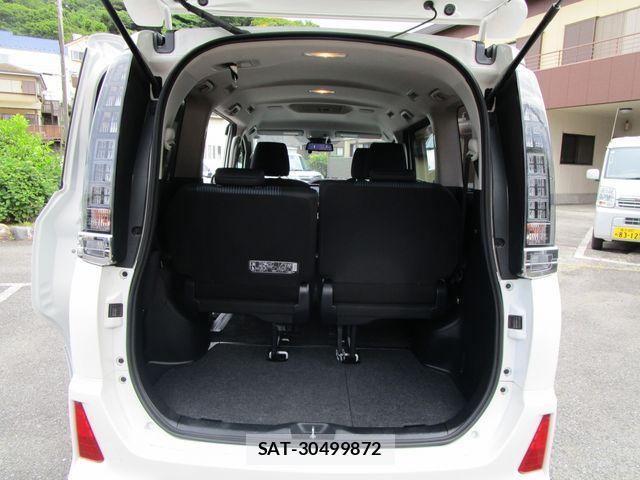 Toyota VOXY HYBRID 2016-10 7061362-11