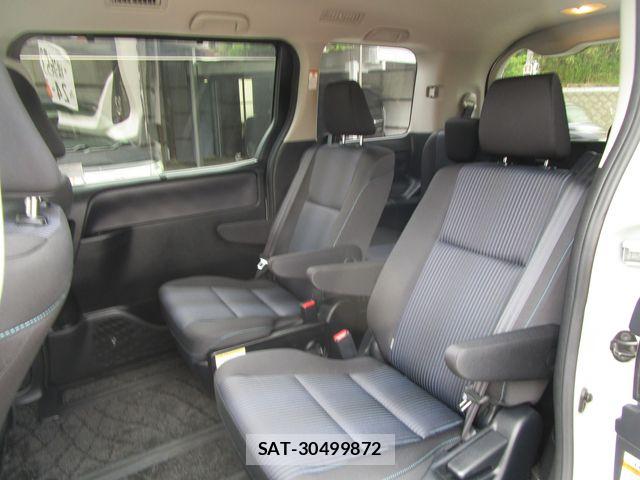 Toyota VOXY HYBRID 2016-10 7061362-12