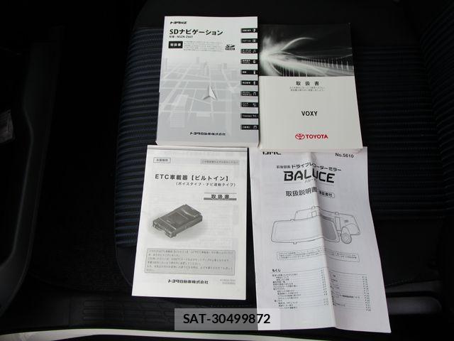 Toyota VOXY HYBRID 2016-10 7061362-17
