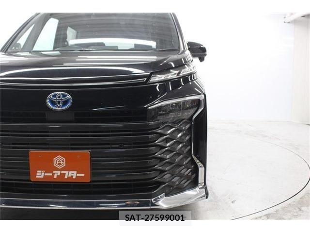 Toyota VOXY HYBRID 2022-04 7061358-13