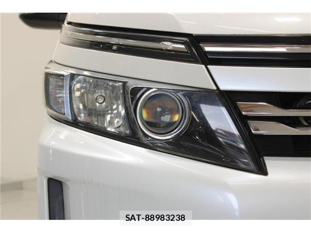 Toyota VOXY HYBRID 2014-06 7061367-16