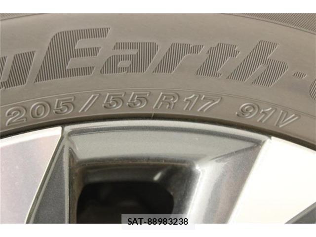 Toyota VOXY HYBRID 2014-06 7061367-26