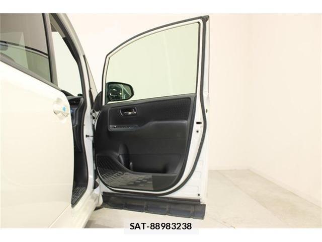Toyota VOXY HYBRID 2014-06 7061367-28