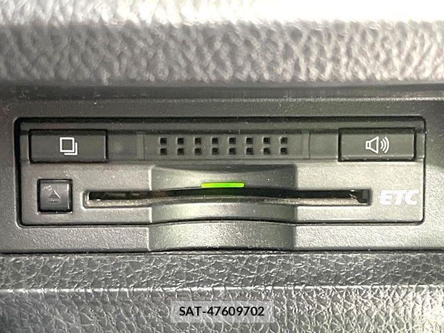 Toyota VOXY HYBRID 2015-01 7061371-7