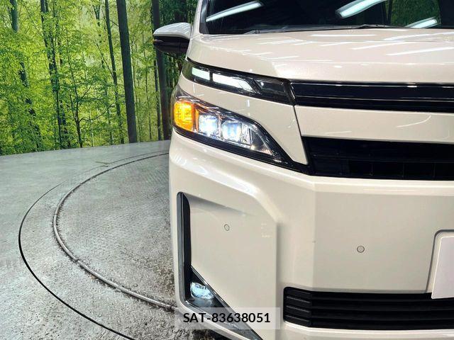 Toyota VOXY HYBRID 2019-05 7061363-12