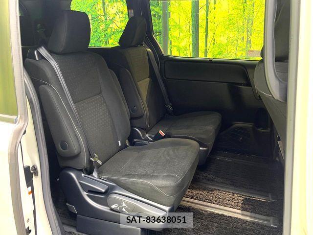 Toyota VOXY HYBRID 2019-05 7061363-8