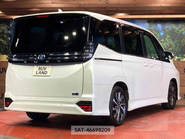 Toyota VOXY HYBRID 2023-04 7061343-16