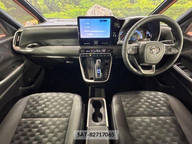 Toyota VOXY HYBRID 2025-02 7061348-1