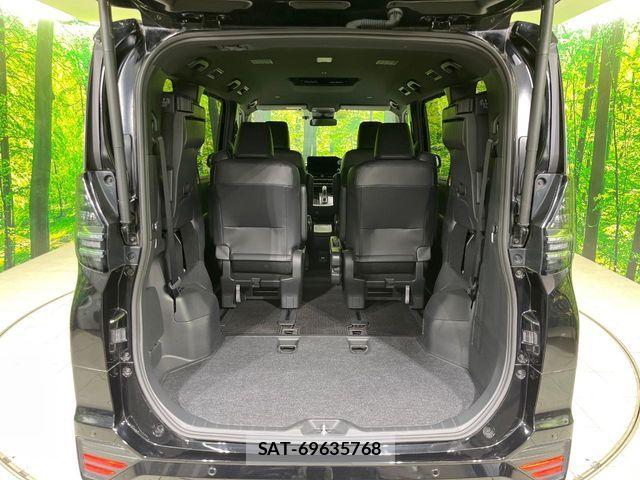 Toyota VOXY HYBRID 2023-05 7061349-10