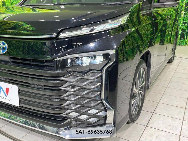 Toyota VOXY HYBRID 2023-05 7061349-12