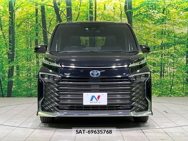 Toyota VOXY HYBRID 2023-05 7061349-14