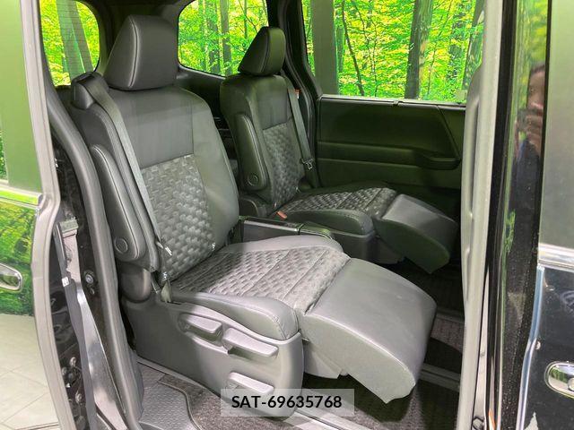 Toyota VOXY HYBRID 2023-05 7061349-8