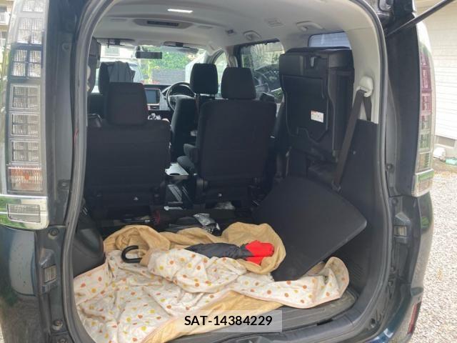 Toyota VOXY HYBRID 2014-07 7061368-15