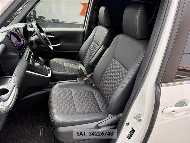 Toyota VOXY HYBRID 2023-08 7227044-16