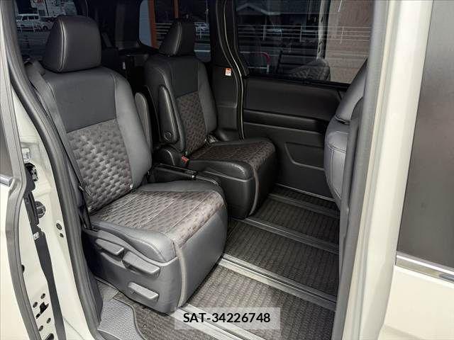 Toyota VOXY HYBRID 2023-08 7227044-17