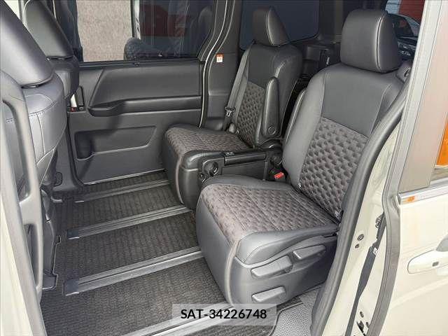 Toyota VOXY HYBRID 2023-08 7227044-18