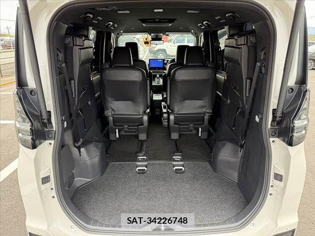 Toyota VOXY HYBRID 2023-08 7227044-21