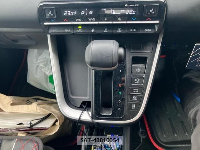 Toyota VOXY HYBRID 2022-04 7227036-26