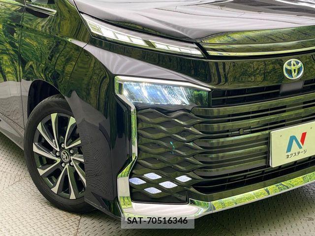 Toyota VOXY HYBRID 2022-11 7227035-12