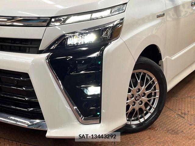 Toyota VOXY HYBRID 2019-07 7227014-11