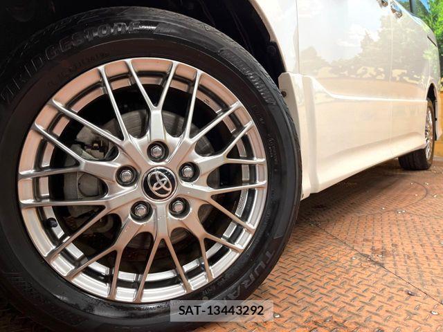 Toyota VOXY HYBRID 2019-07 7227014-12
