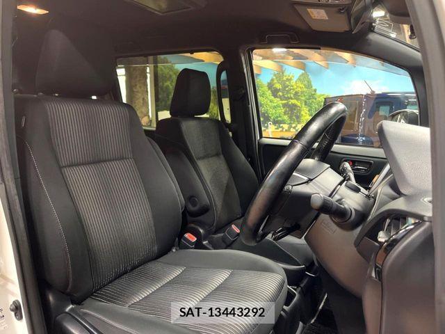 Toyota VOXY HYBRID 2019-07 7227014-8
