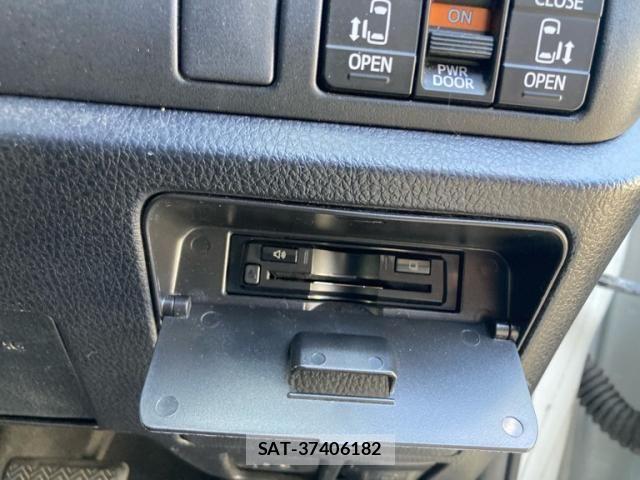 Toyota VOXY HYBRID 2018-11 7227013-18