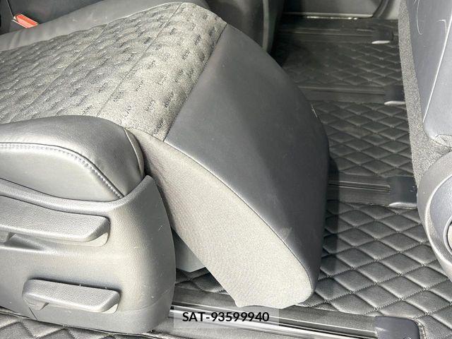 Toyota VOXY HYBRID 2022-03 7227029-9