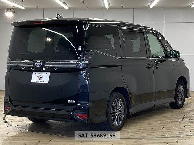 Toyota VOXY HYBRID 2023-05 7227042-16