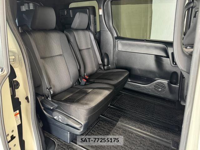 Toyota VOXY HYBRID 2018-04 7227015-9