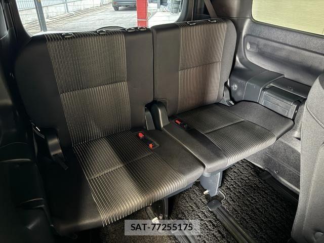 Toyota VOXY HYBRID 2018-04 7227015-12