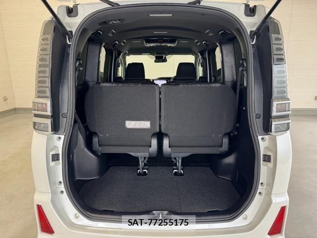 Toyota VOXY HYBRID 2018-04 7227015-13