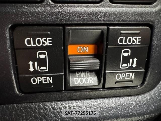 Toyota VOXY HYBRID 2018-04 7227015-19