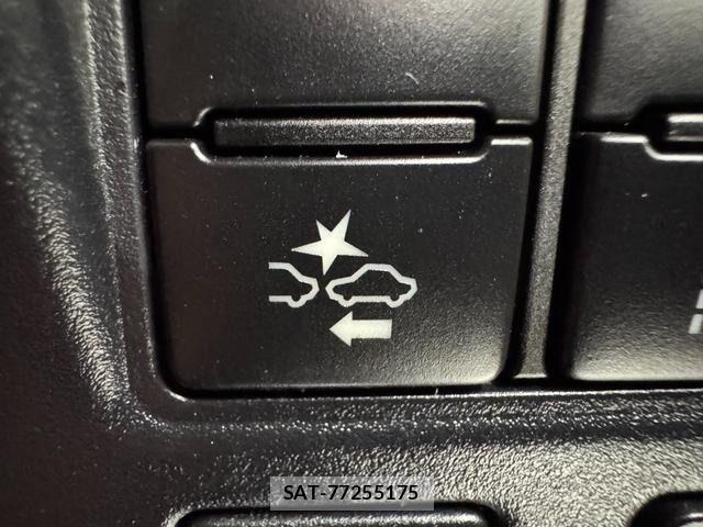 Toyota VOXY HYBRID 2018-04 7227015-21