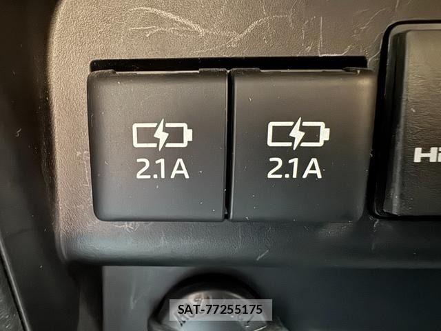 Toyota VOXY HYBRID 2018-04 7227015-23