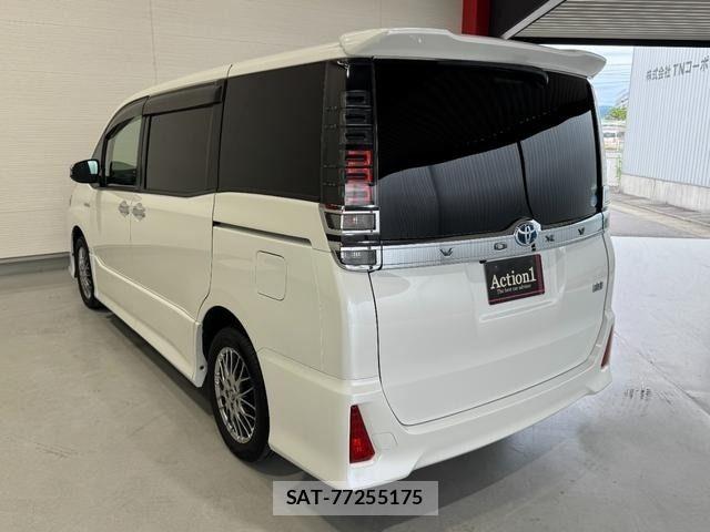 Toyota VOXY HYBRID 2018-04 7227015-3