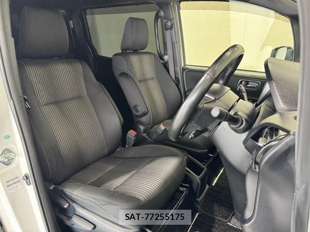 Toyota VOXY HYBRID 2018-04 7227015-8