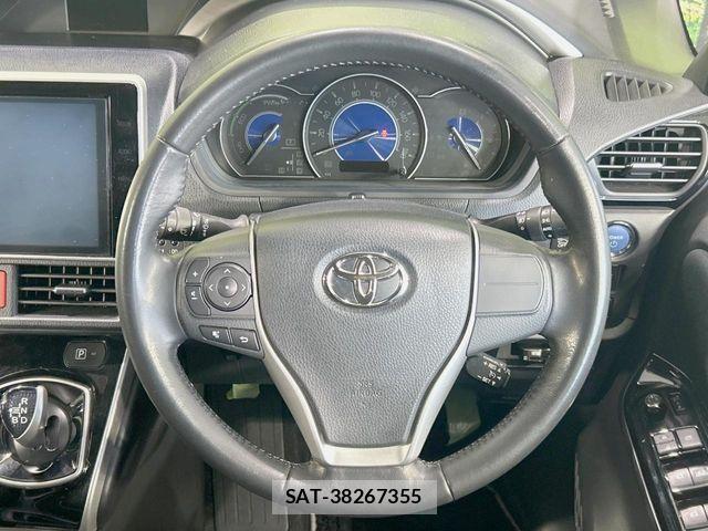 Toyota VOXY HYBRID 2018-03 7227011-11