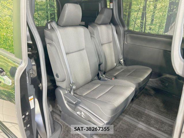 Toyota VOXY HYBRID 2018-03 7227011-8