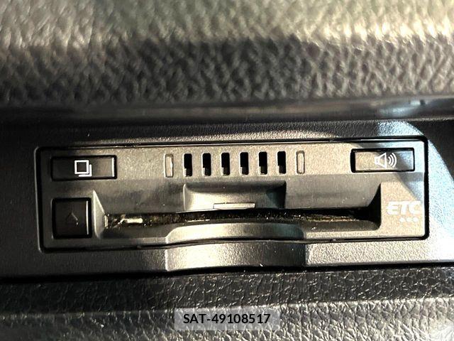 Toyota VOXY HYBRID 2017-06 7227008-6