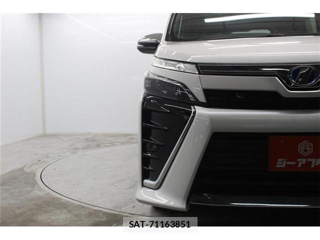 Toyota VOXY HYBRID 2018-04 7227012-10